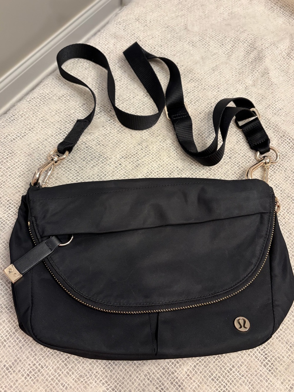 lululemon All Night Festival Bag / crossbody black